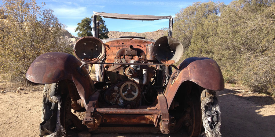 Rusted old car